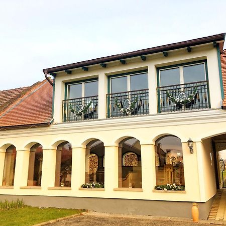 Ginti Panzio, Orseg Hotel Magyarszombatfa Exterior foto